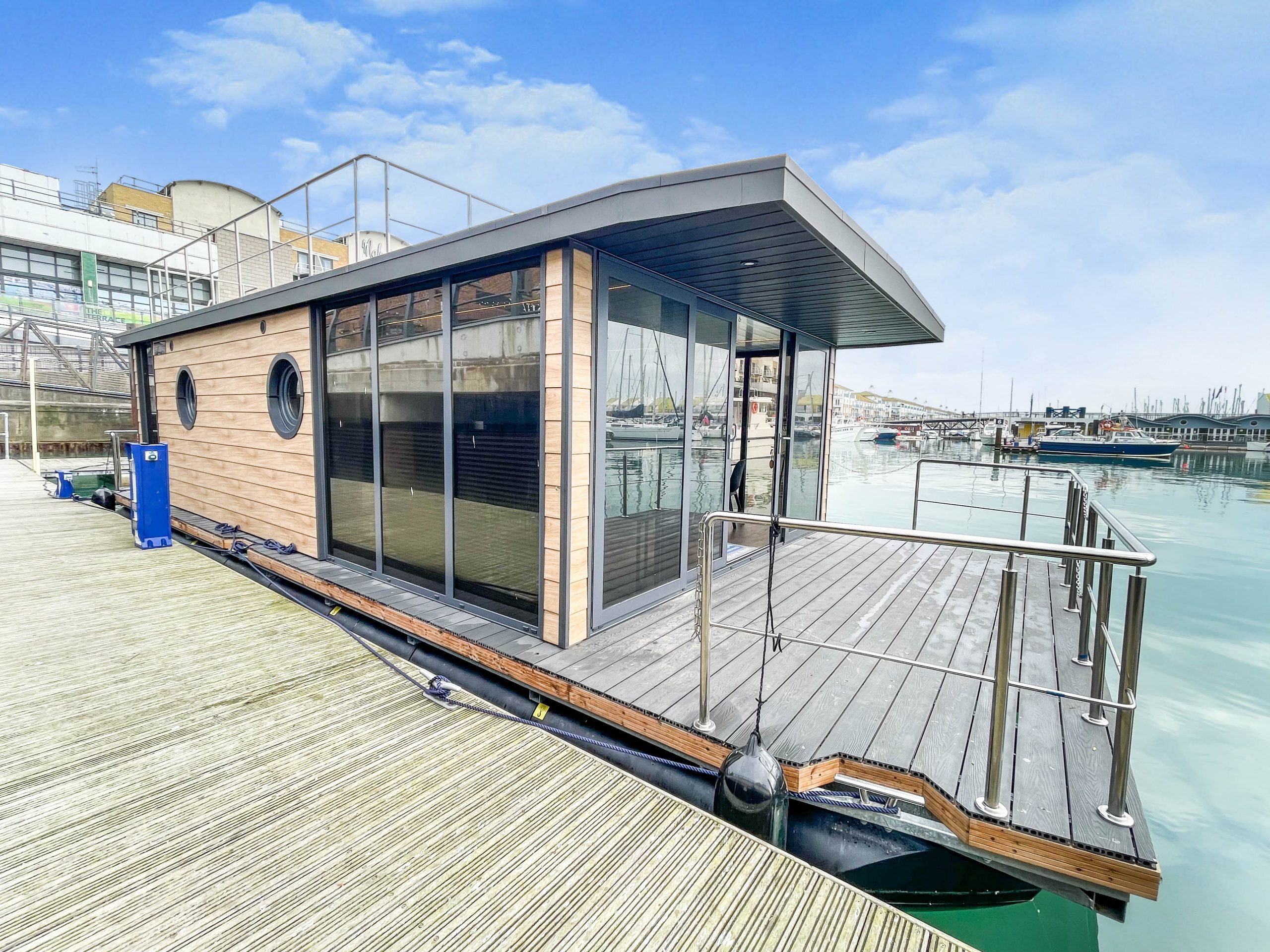 Stock Waterlodge Oasis 5 Waterlodge Floating Apartments